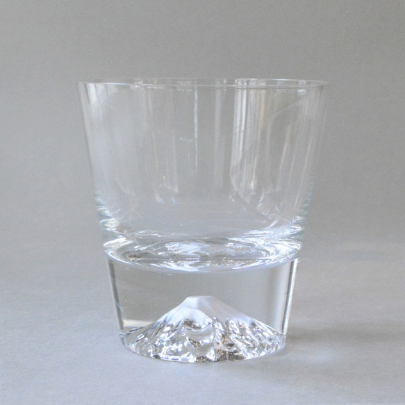 A clear glass with a sculpted Mt. Fuji design at the bottom, presented inside a wooden box. – view 4