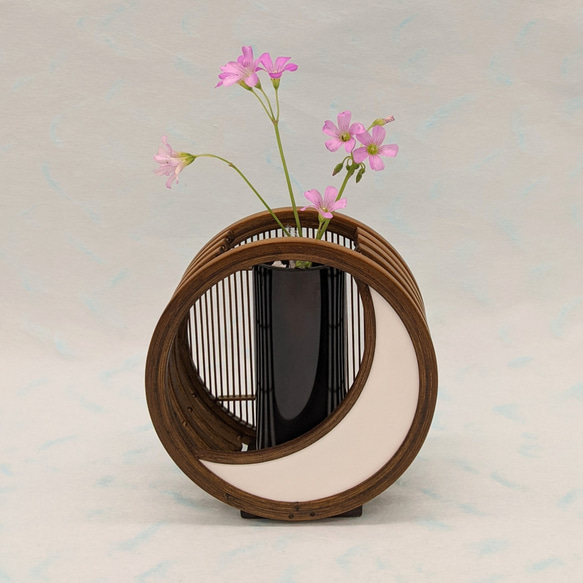 A crescent moon-shaped bamboo flower vase featuring a blend of traditional woven bamboo splints and modern white leather detailing. – view 10